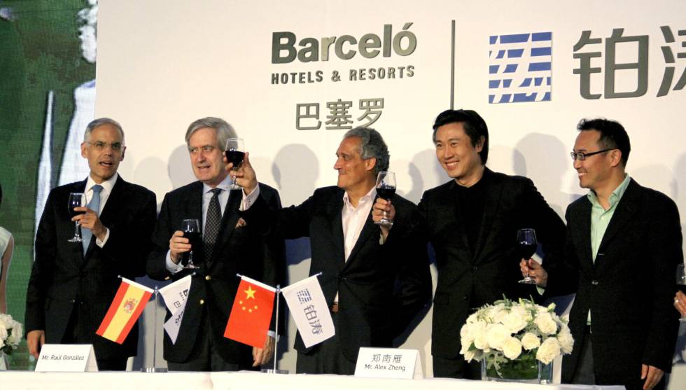El consejero delegado para el mercado europeo, mediterráneo y norte de África de Barceló, Raúl González (en el centro), junto a otros directivos de la compañía y el fundador de Plateno, Alex Zheng (segundo por la derecha) 
