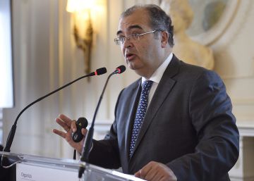 El presidente del Banco Popular, &Aacute;ngel Ron, durante su intervenci&oacute;n hoy en el curso de verano de la UIMP de Santader.