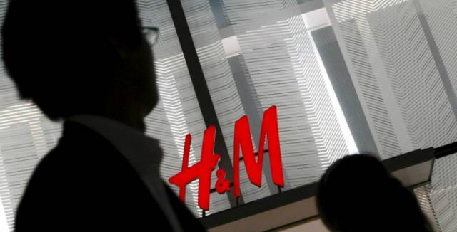 Dos clientes frente a una tienda de H&M en Tokio (Jap&oacute;n).