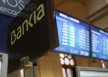 Paneles informativos en la Bolsa de Madrid que muestran la cotizaci&oacute;n de los principales valores del IBEX 35.