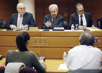 El presidente de la comisi&oacute;n especial de Les Corts Valencianes que investig&oacute; el proceso que llev&oacute; a la intervenci&oacute;n de la CAM, Rafael Maluenda (centro).