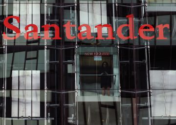 Exterior del edificio acristalado de la sede del Banco Santander en Londres. 