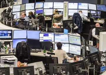 Varios comerciantes trabajan en la Bolsa de Fr&aacute;ncfort, Alemania