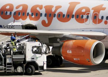 Un avi&oacute;n de la aerol&iacute;nea brit&aacute;nica EasyJet en el aeropuerto Berl&iacute;n