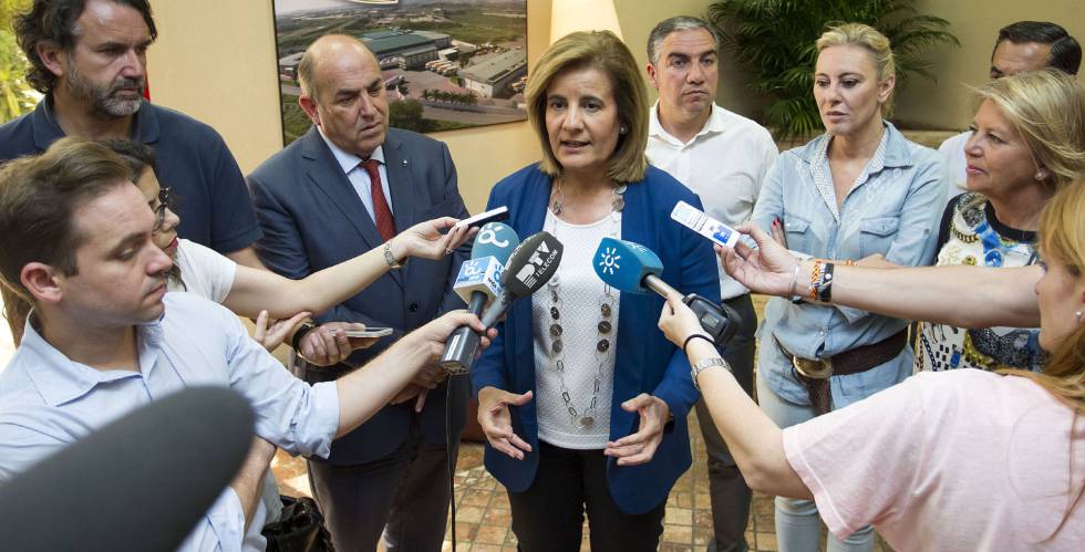 La ministra de Empleo y Seguridad Social en funciones, Fátima Báñez, responde a la prensa en la pasada campaña electoral