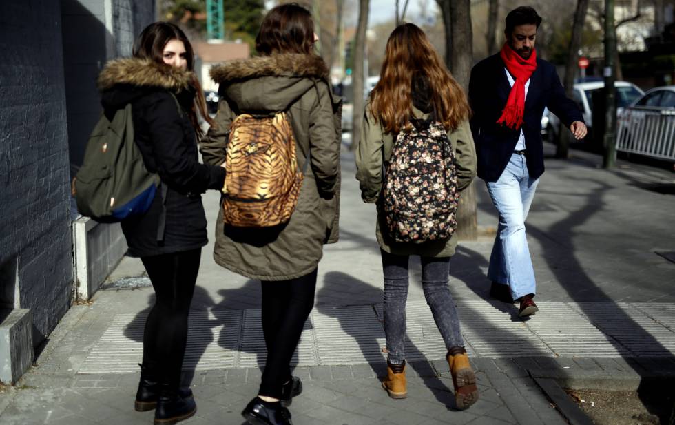 Unas chicas jóvenes, de espaldas, en una calle de Madrid. 