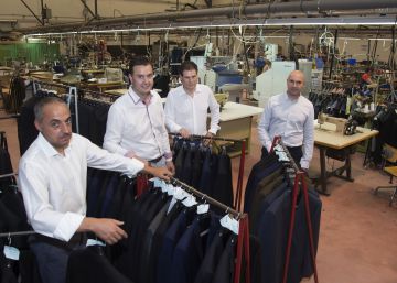 Cuatro de los cinco socios de Antonaga, en el sal&oacute;n de cosido de la sastrer&iacute;a