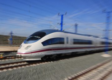 Un tren AVE, a su paso por Antequera (M&aacute;laga).