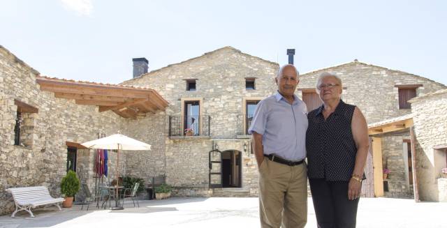 Alejandro Rivera y Rosa María Gili regentan un complejo turístico en Castell de Mur (Lleída).