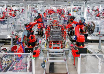 Un lineal de robots montan un coche en la planta de Tesla en Fremont (EE UU)