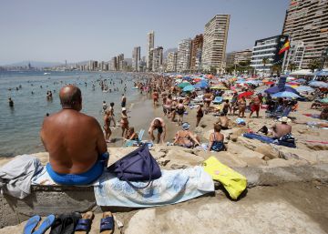 Ba&ntilde;istas en la playa de Benidorm (Alicante)