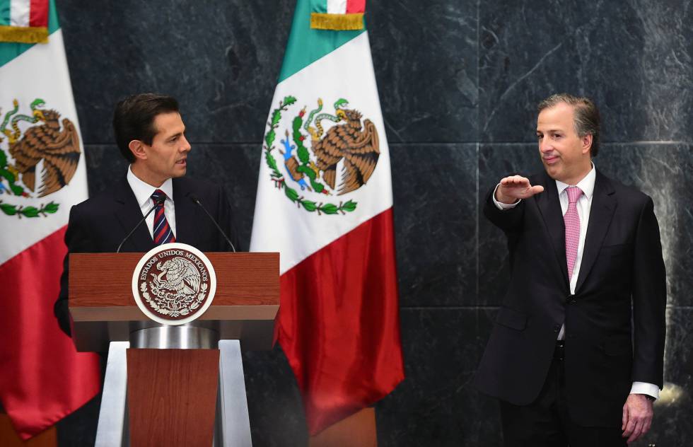 El presidente Enrique Peña Nieto toma protesta el miércoles pasado al nuevo secretario de Hacienda, José Antonio Meade. 
