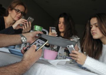 Una familia con sus m&oacute;viles.