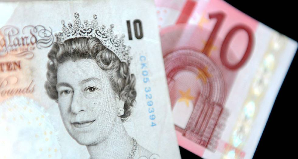 Libra Esterlina La Profundiza Su Caída A Mínimos De 31 Años Un Billete De Z Libras Esterlinas Y Otro Euros