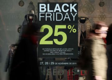 Un cartel anuncia descuentos del 25% por el 'Black Friday", en una foto de 2015.
