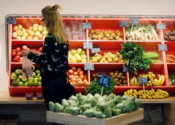 Una mujer compra en una fruter&iacute;a