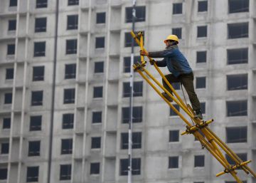 Un obrero trabaja sobre un andamio para encofrado en las obras de construcci&oacute;n de un edificio. EFEArchivo