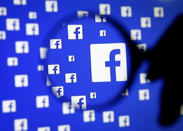 El logo de Facebook en la pantalla de un ordenador.