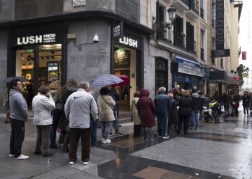Colas para comprar Loter&iacute;a de Navidad en la administraci&oacute;n de Do&ntilde;a Manolita, en Madrid.