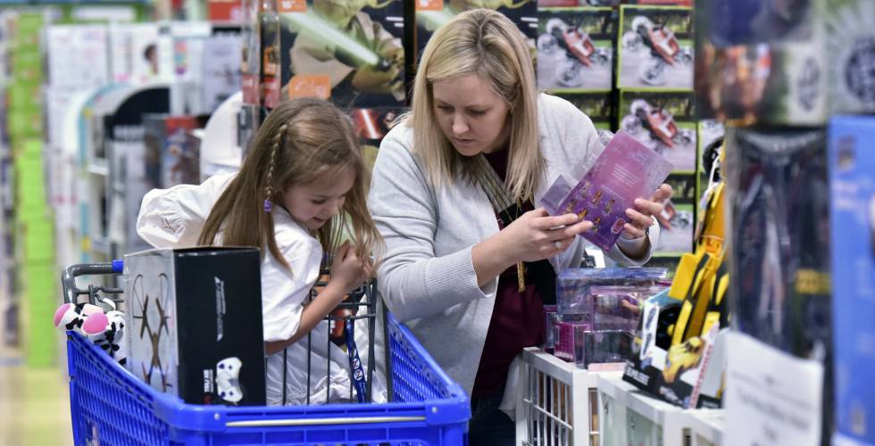El salario mínimo sube en 19 estados de EE UU con el cambio de año ... Una familia estadounidense de compras navideñas