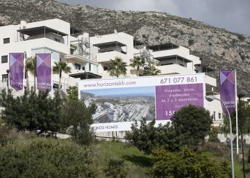 Una urbanizaci&oacute;n de Benalm&aacute;dena (M&aacute;laga), ayer con ofertas de pisos