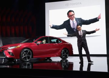 Akio Toyoda, ejecutivo de Toyota, presenta un modelo en la feria de Detroit