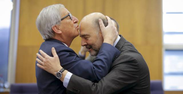 Juncker (l) and Economic Affairs chief Moscovici.