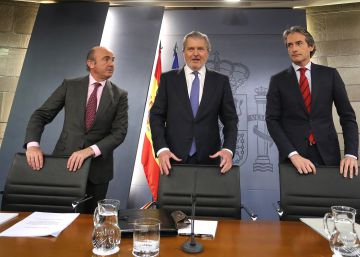 Rueda de prensa posterior al Consejo de Ministros de los ministros de Economoia, Luis de Guindos, portavoz, Iñigo Mendez de Vigo, y de Fomento, Iñigo de la Serna.