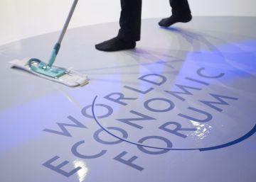 Un trabajador de limpieza durante el Foro Econ&oacute;mico Mundial celebrado en Davos.