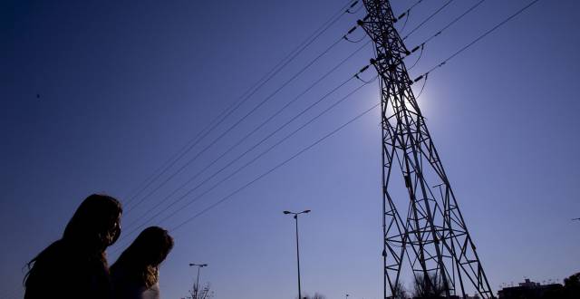 Poste de tendido el&eacute;ctrico en las inmediaciones de Tablada, en Sevilla.