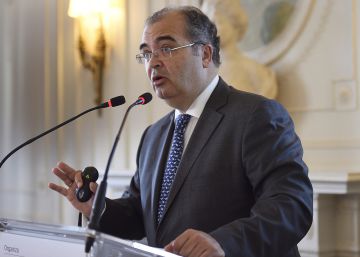 El presidente del Popular, &Aacute;ngel Ron, durante una intervenci&oacute;n, este verano. 