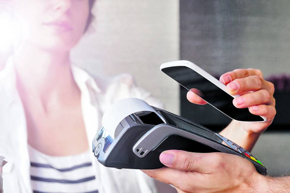 Una clienta paga con su teléfono móvil, un gesto cada vez más común.
