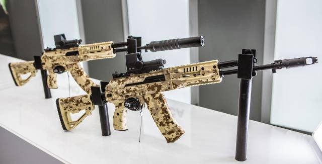 Dos fusiles Kalashnikov.