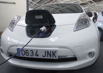 Un coche el&eacute;ctrico recargando la bater&iacute;a. 