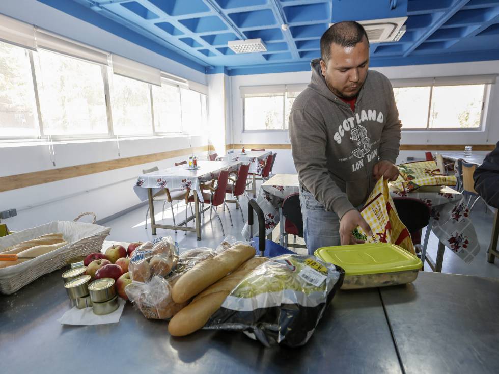 Francisco Yselguez recoge comida del comedor de Caritas en Guadalajara.