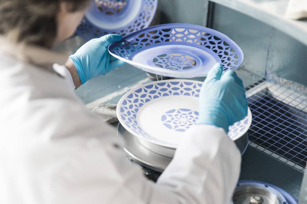 Una operaria en la fábrica de Sargadelos pinta un plato.