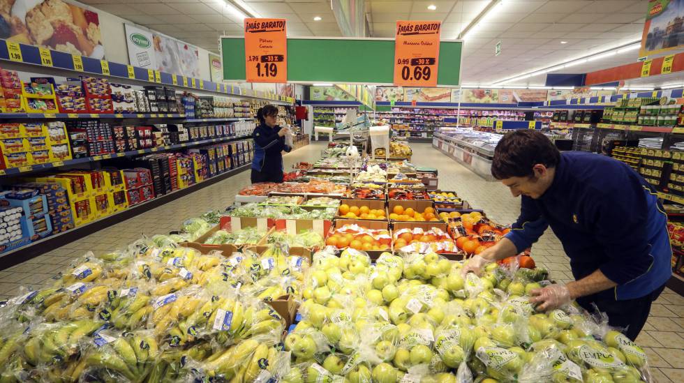 Resultado de imagen de Empleados en una tienda Lidl en Madrid.