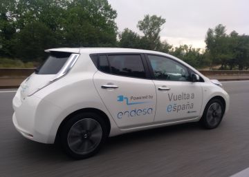 Hacia Desembarco del Rey en un coche a pilas