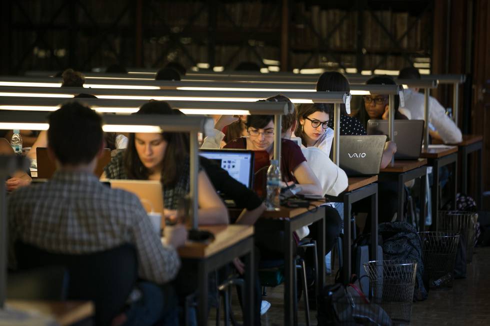 Estudiantes de la Universidad de Barcelona en la biblioteca.