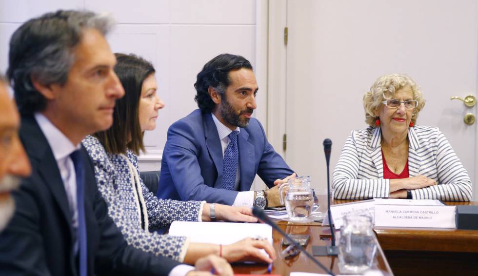 El ministro de Fomento, Íñigo de la Serna (i), durante la reunión mantenida para abordar la problemática de las licencias VTC. 