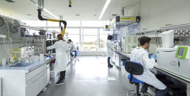 Investigadores trabajando en las instalaciones de EnergyLab en A Coru&ntilde;a. 