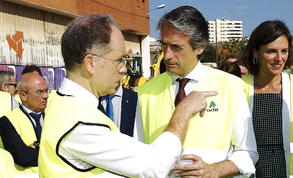 El ministro de Fomento, Íñigo de la Serna (I), y el presidente de Adif, Juan Bravo, durante la visita a las obras de la Rambla de Prim (Barcelona).