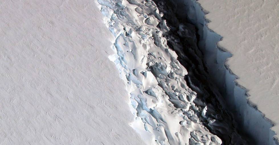 Fotografia del 13 de julio de 2017, que refleja la fractura de un gigantesco iceberg en la Antártida.