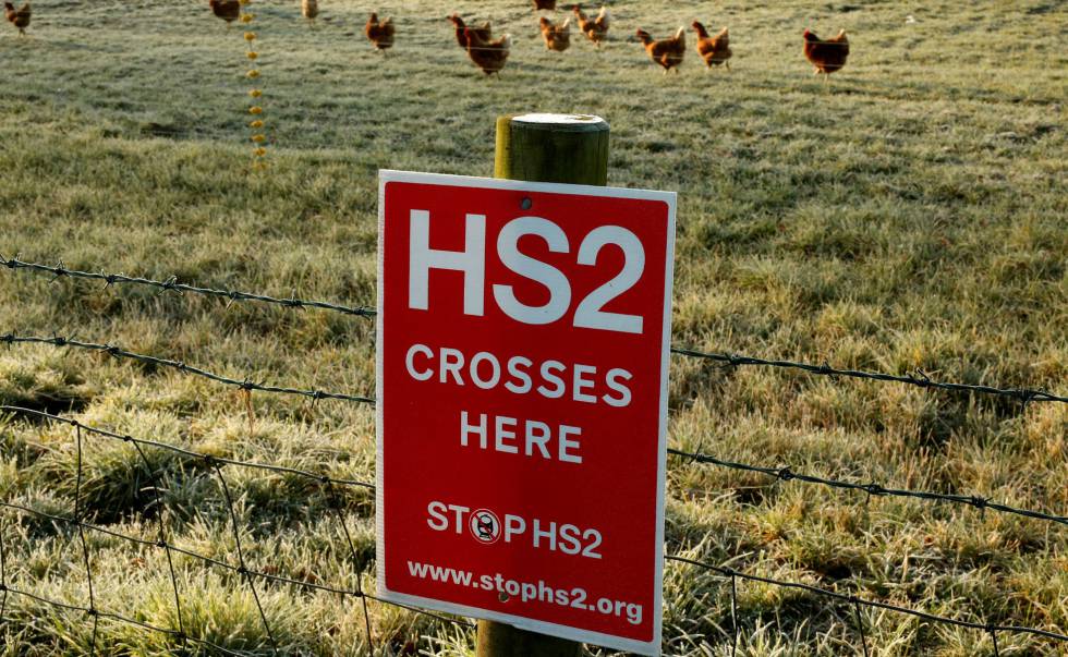 Una pancarta contra el consorcio HS2 que construye la línea AVE que unirá Londres y el norte de Inglaterra.