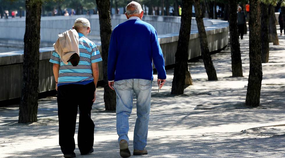 Dos jubilados pasean por el centro de Madrid