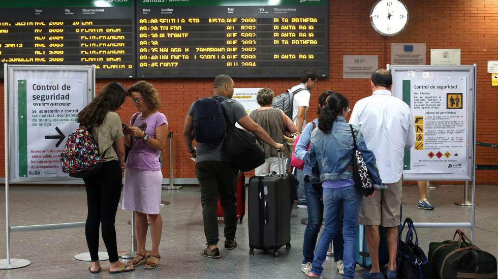 Usuarios de la estación de Atocha, en Madrid, afectados por la huelga de Renfe.