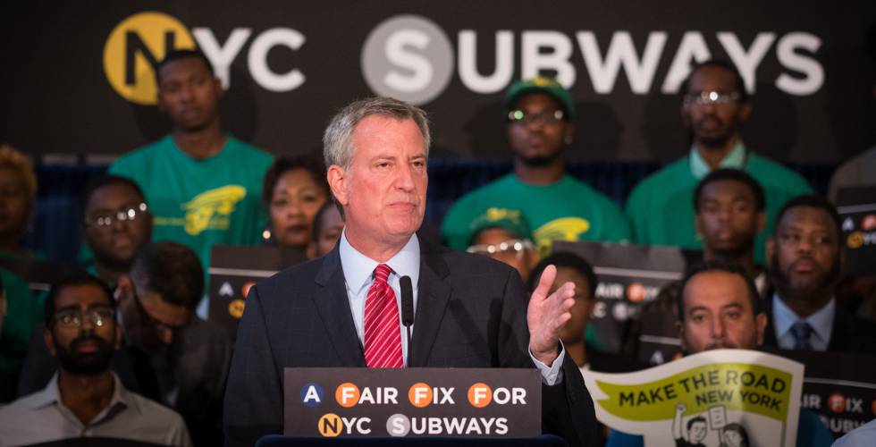 El alcalde de Nueva York, Bill de Blasio, anuncia el 7 de agosto su propuesta de un impuesto a los ricos para financiar el metro de la ciudad