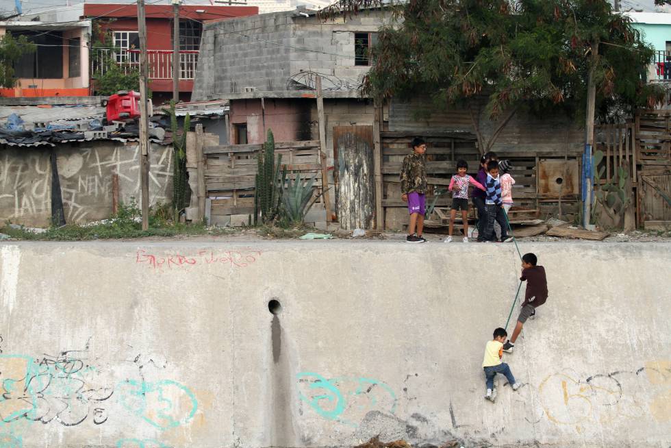 Varios nií±os pobres juegan en Santa Catarina (Nuevo León, uno de los Estados más ricos de México).
