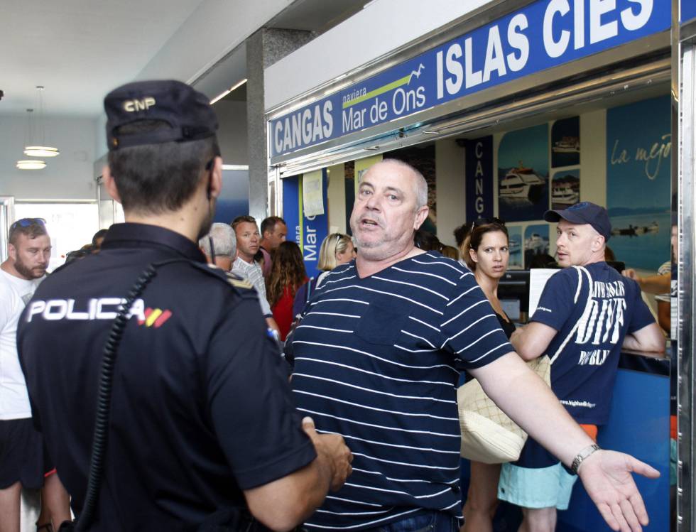 Afectados por el caos en el transporte marítimo a las islas Cíes en las ventanillas de las navieras.