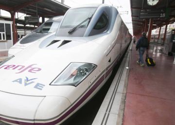 Tren AVE estacionado en la estacion de Chamartin, en Madrid. 